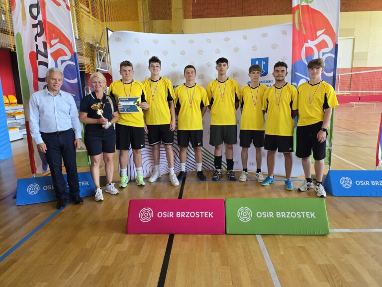 EMOCJE PRZY SIATCE. TURNIEJ CHŁOPCÓW W BRZOSTKU ZWIEŃCZYŁ ROK SZKOLNY