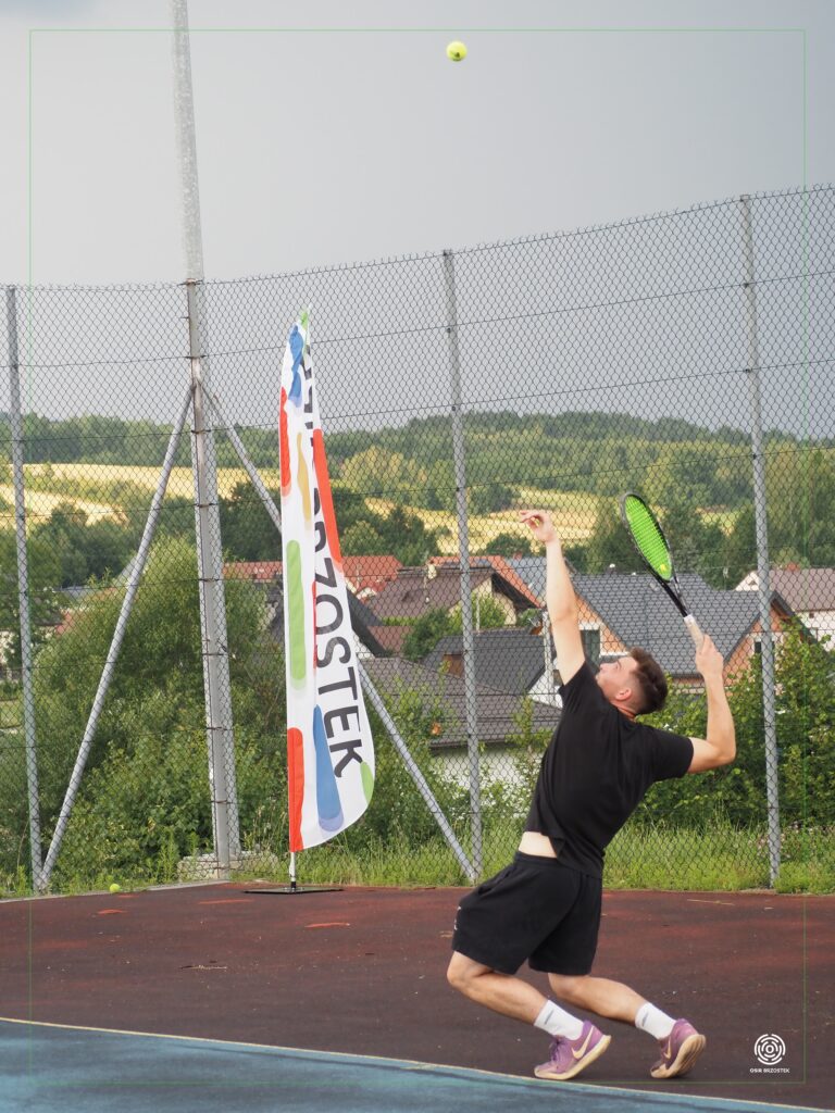 MATEUSZ SZYBIST TRIUMFUJE W WAKACYJNYM TURNIEJU TENISA ZIEMNEGO 2025