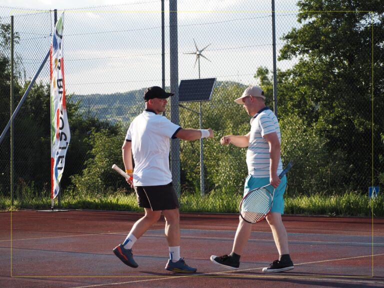 ZACIĘTA RYWALIZACJA PODCZAS XIV AMATORSKICH MISTRZOSTW PAR DEBLOWYCH W TENISIE ZIEMNYM GMINY BRZOSTEK